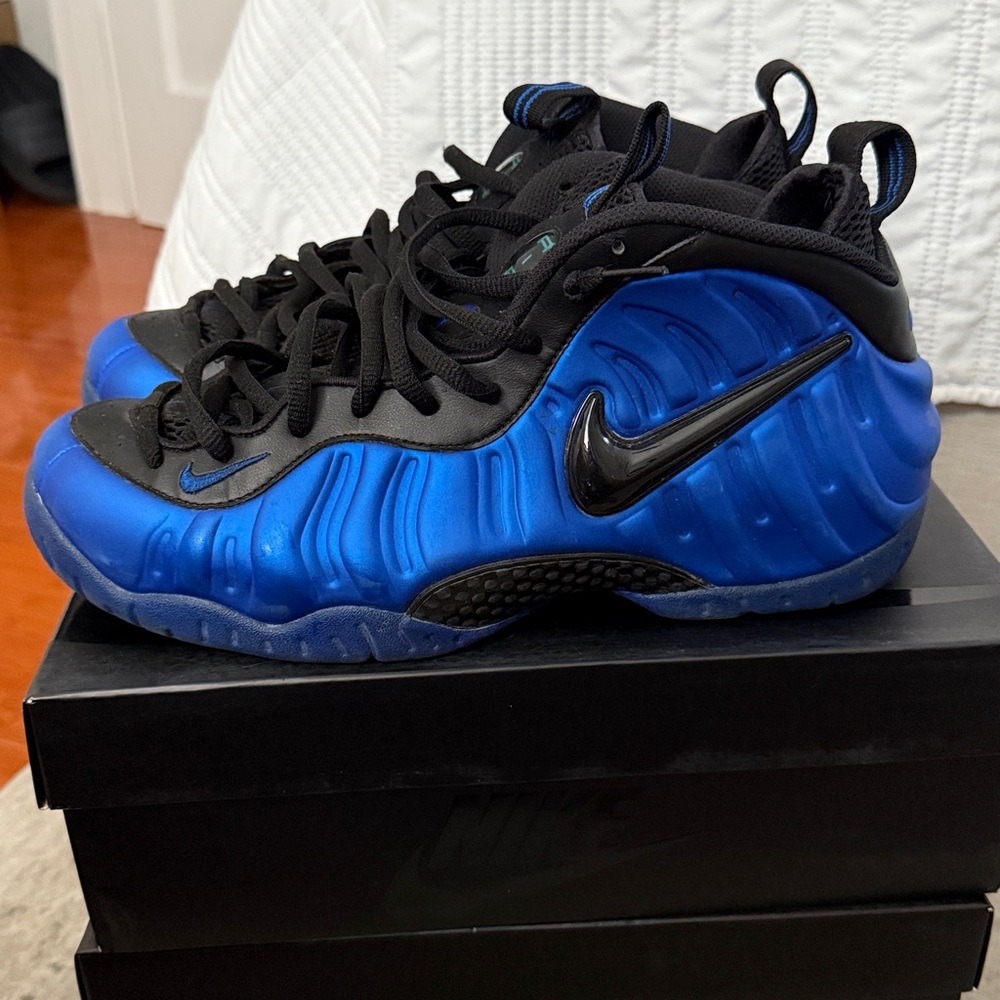 Nike Air Foamposite 
Hyper Cobalt/ Black
Mint Condition
Size 12